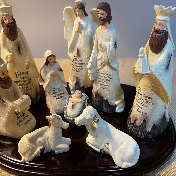 Kirkland Sentiment Nativity Set,Carved Resin Set of 9 Figures, Base, in Box - Picture 2 of 10